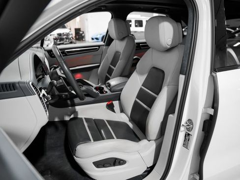 Used 2023 Porsche Cayenne GTS image 9