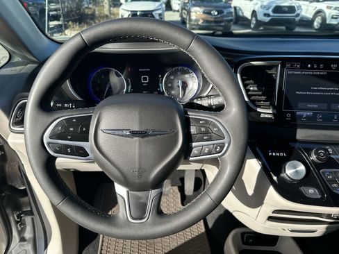 Used 2024 Chrysler Pacifica Touring-L FWD image 21