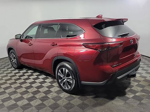 Used 2022 Toyota Highlander XLE AWD/4WD image 10