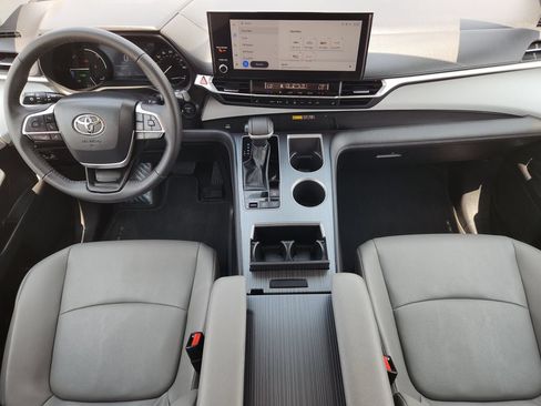 Used 2026 Toyota Sienna XLE FWD image 28