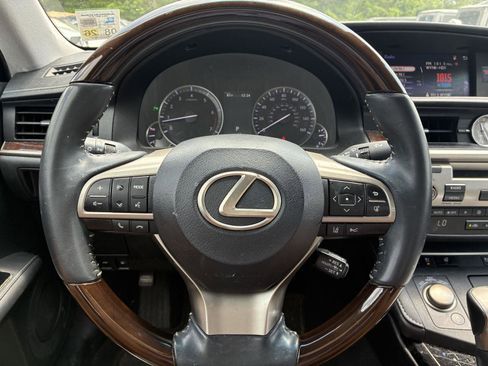 Used 2017 Lexus ES 350 w/ Premium Package FWD image 10