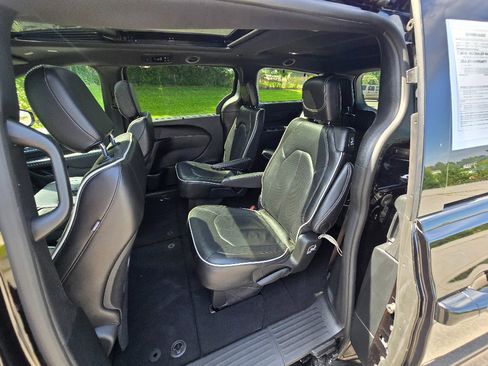 Used 2025 Chrysler Pacifica Limited FWD image 19