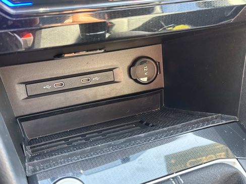 Certified 2025 Volkswagen Taos SE w/ Panoramic Sunroof Package image 26