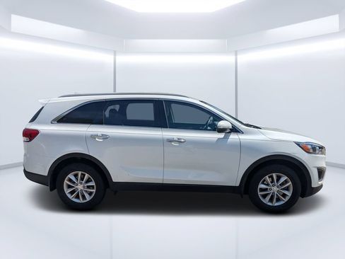 Used 2017 Kia Sorento FWD w/ LX Convenience Package image 2