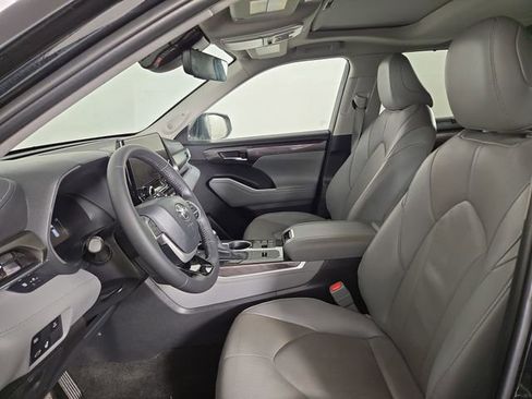 Used 2024 Toyota Highlander Limited image 12