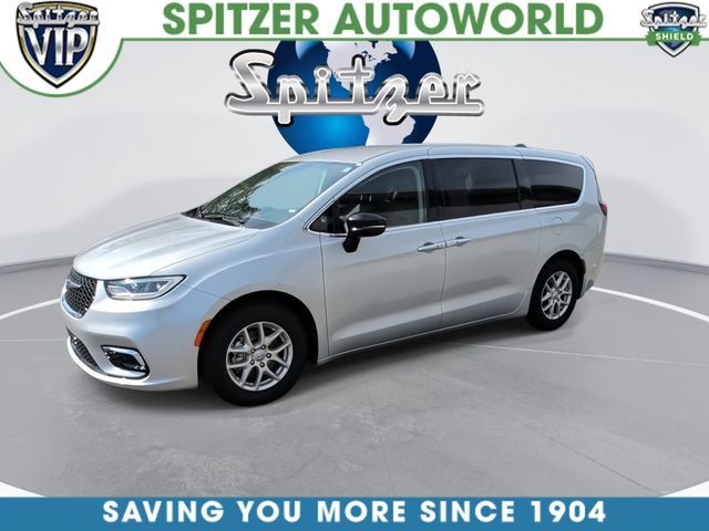 Used 2024 Chrysler Pacifica Touring-L FWD image 4