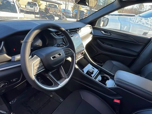 New 2025 Jeep Grand Cherokee Altitude image 18