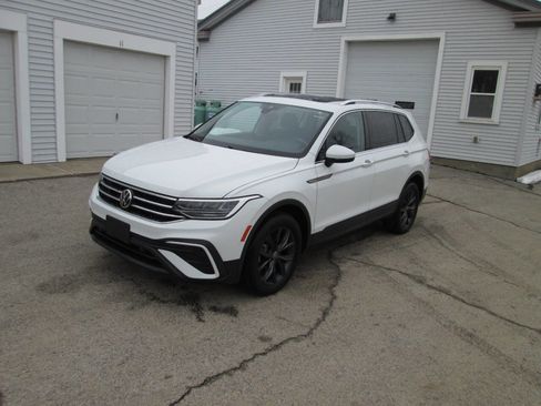 Used 2022 Volkswagen Tiguan SE w/ Panoramic Sunroof Package image 2