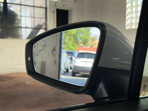 Used 2018 Volkswagen Tiguan SE w/ Panoramic Sunroof Package image 27