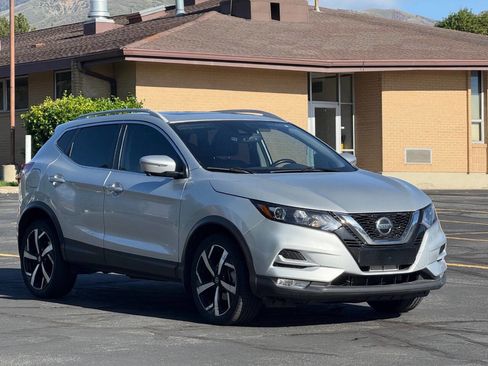 Used 2021 Nissan Rogue Sport SL w/ Premium Package FWD image 3