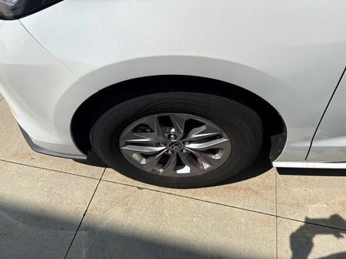 Used 2023 Toyota Sienna XLE FWD image 12