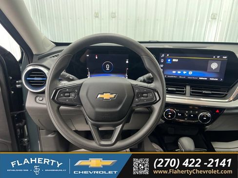 Used 2025 Chevrolet Trax LT FWD image 25