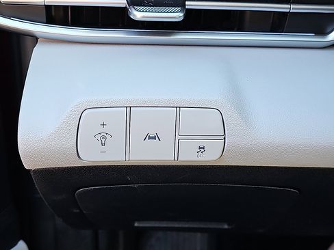 Used 2022 Hyundai Elantra Limited image 25