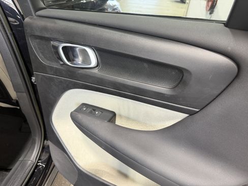 Used 2023 Volvo XC40 B4 Ultimate FWD image 27