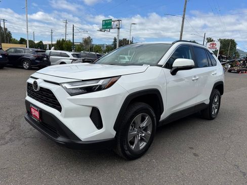 Used 2025 Toyota RAV4 XLE AWD/4WD image 4