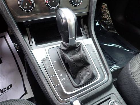 Used 2018 Volkswagen Golf S image 17