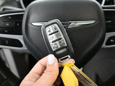 Used 2023 Chrysler Pacifica Limited FWD image 38