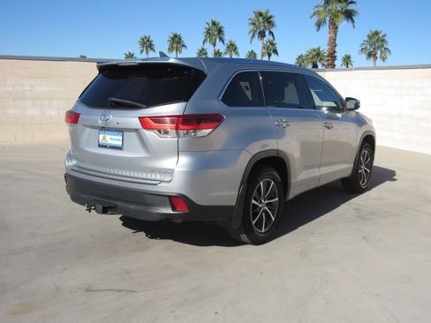Used 2018 Toyota Highlander AWD V6 image 5