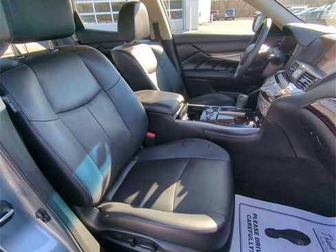 Used 2018 INFINITI Q70 Luxe image 29