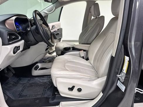 Used 2017 Chrysler Pacifica Touring-L FWD image 15