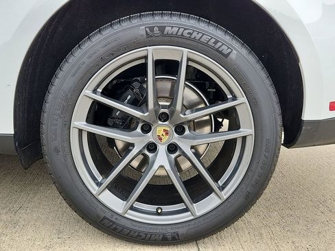 Certified 2025 Porsche Macan Turbo image 8