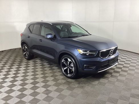 Used 2021 Volvo XC40 T5 Momentum w/ Premium Package image 1