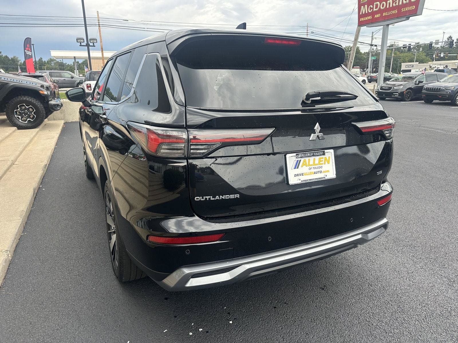 Used 2025 Mitsubishi Outlander AWD image 8