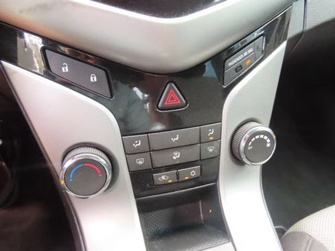 Used 2013 Chevrolet Cruze LS FWD image 21