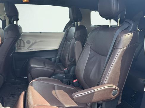 Used 2022 Toyota Sienna Platinum AWD/4WD image 3