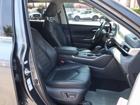 Used 2020 Toyota Highlander XLE image 45