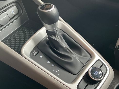 Certified 2025 Hyundai Venue SEL image 28