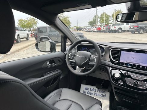 New 2026 Chrysler Pacifica Select image 54