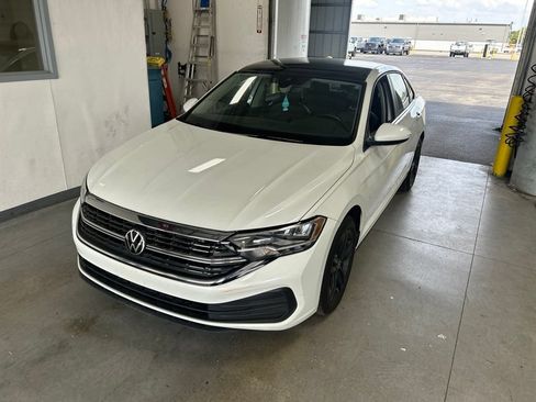 Used 2023 Volkswagen Jetta SE FWD image 2