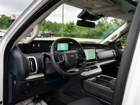 Used 2025 Ford Expedition Active AWD/4WD image 13
