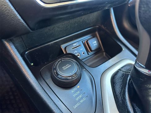 Used 2016 Jeep Cherokee Latitude w/ Cold Weather Group image 21