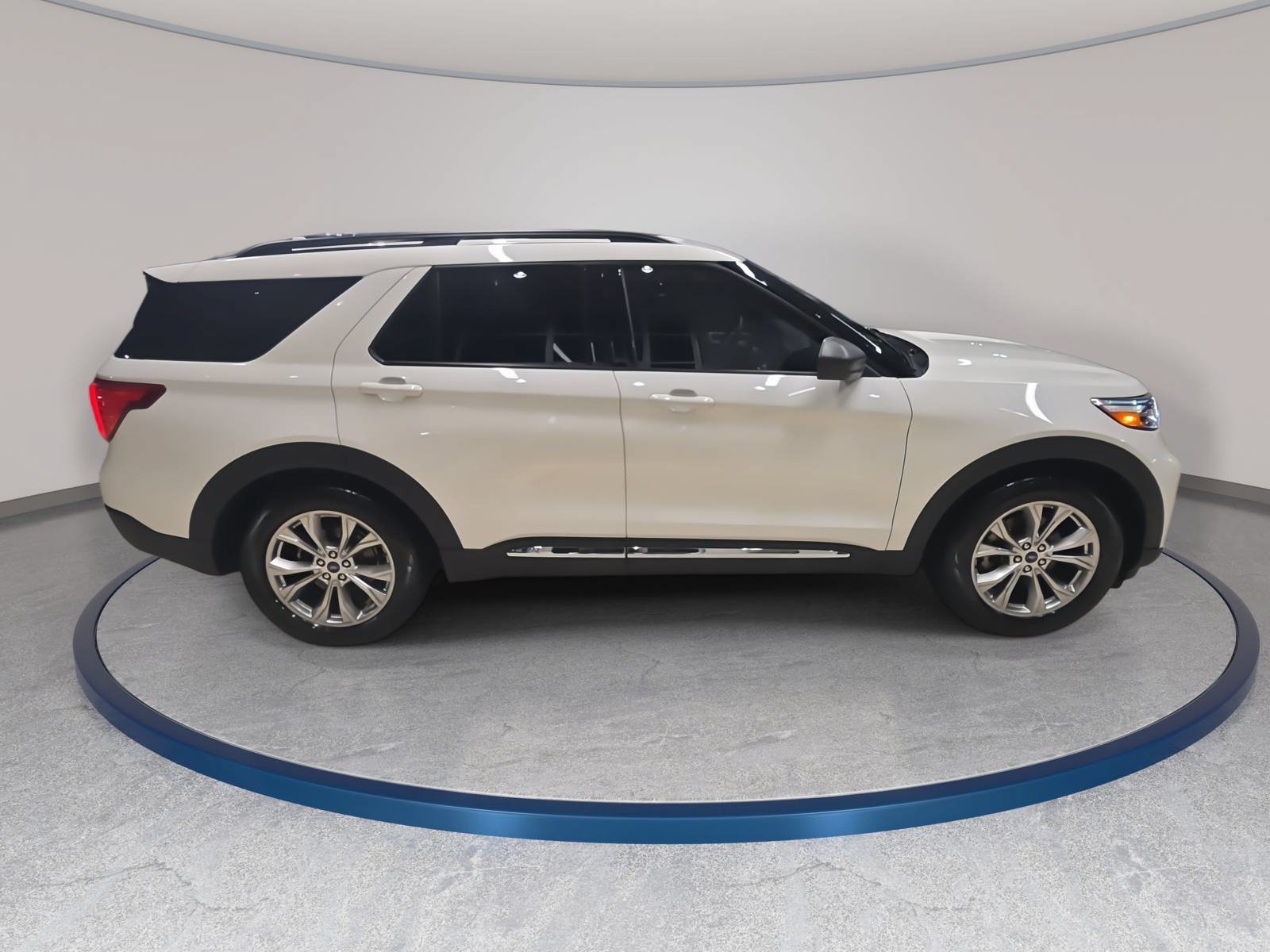 Used 2023 Ford Explorer XLT w/ Equipment Group 202A RWD image 4