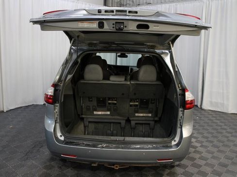 Used 2018 Toyota Sienna Limited image 7