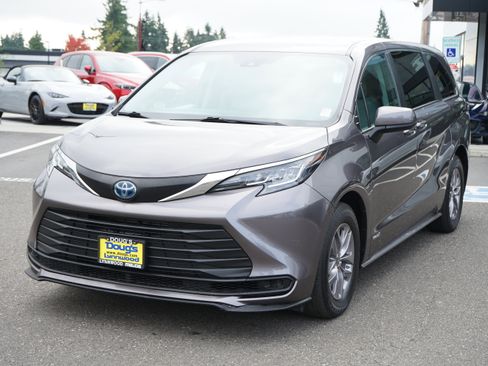 Used 2021 Toyota Sienna LE image 8