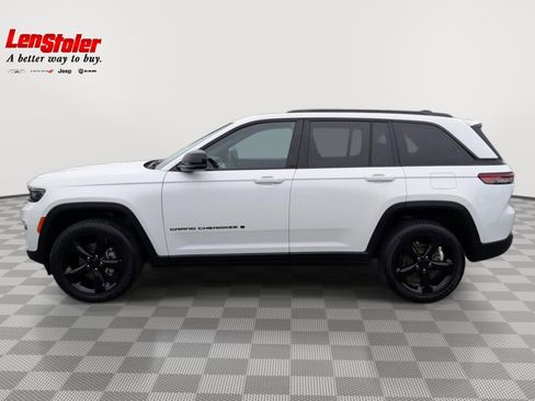 Used 2025 Jeep Grand Cherokee Altitude AWD/4WD image 2