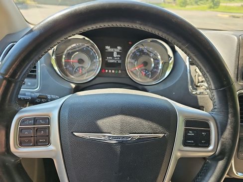 Used 2015 Chrysler Town & Country Touring w/ Driver Convenience Group FWD image 22
