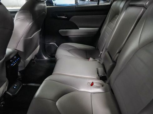 Used 2022 Toyota Highlander XLE AWD/4WD image 19