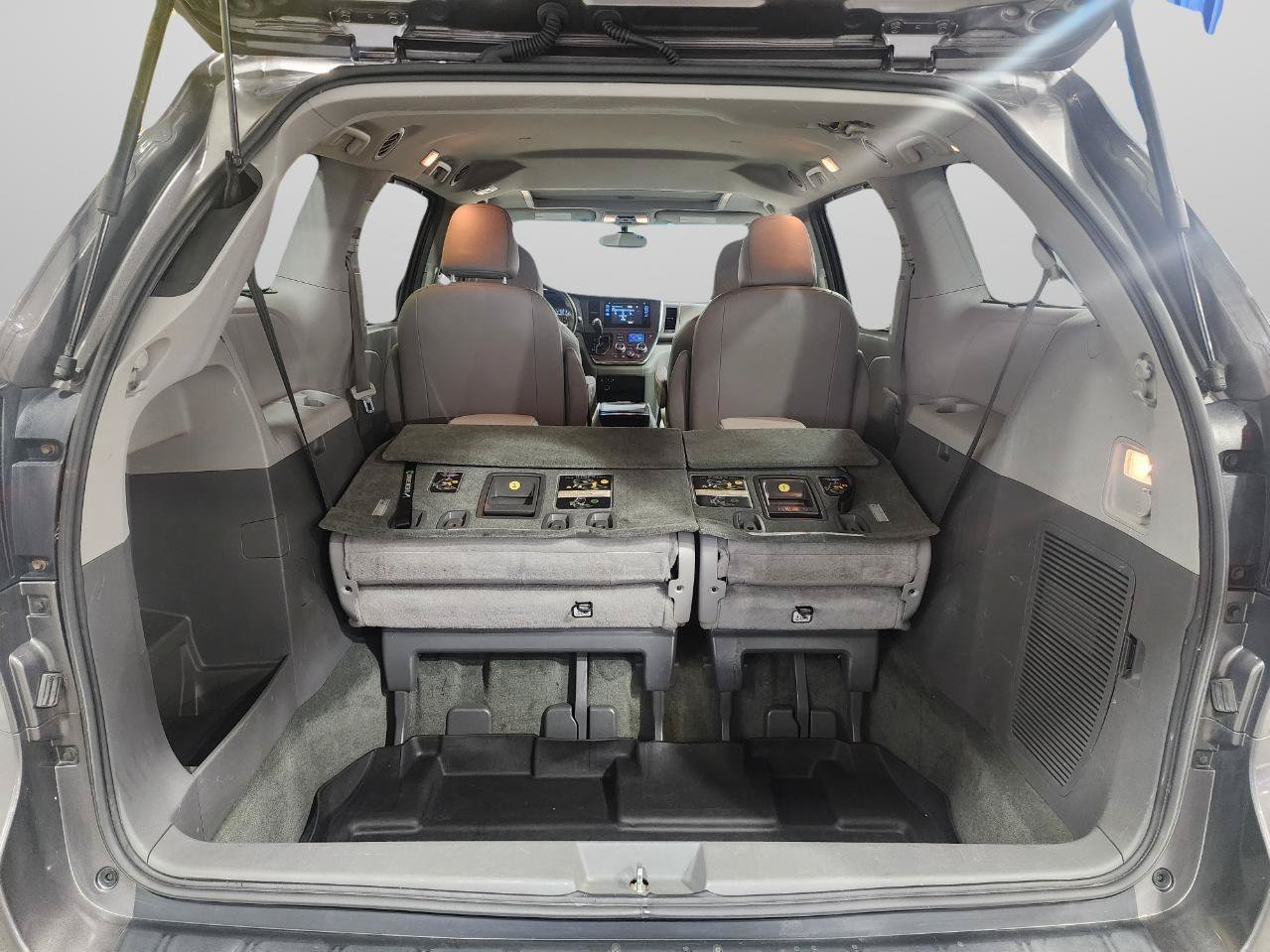 Used 2017 Toyota Sienna XLE AWD/4WD image 38