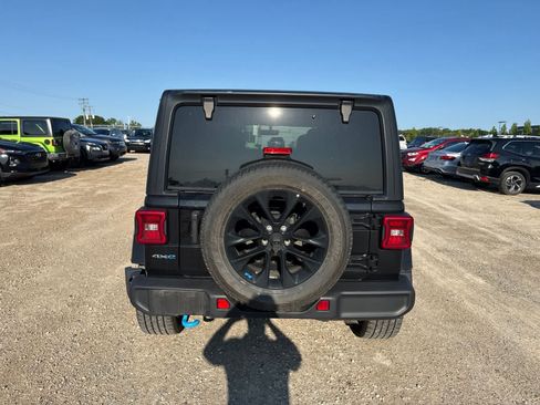 Used 2023 Jeep Wrangler Unlimited Sahara AWD/4WD image 12