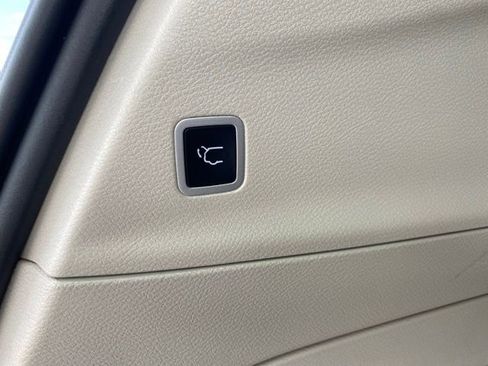 Used 2023 Chrysler Voyager LX FWD image 19