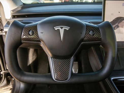 Used 2024 Tesla Model Y Long Range image 16