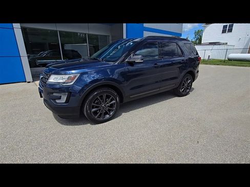 Used 2017 Ford Explorer XLT w/ Equipment Group 202A AWD/4WD image 4