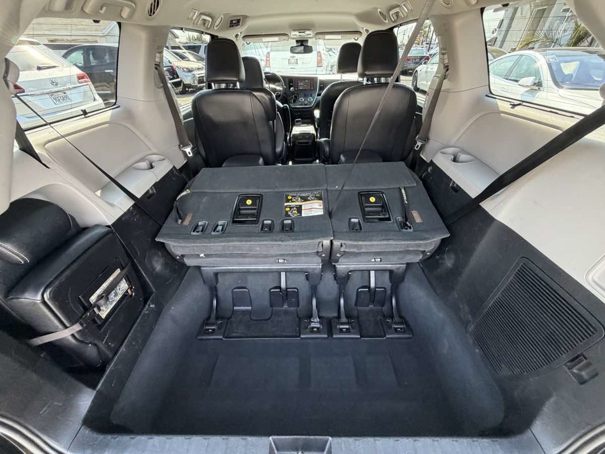 Used 2019 Toyota Sienna SE w/ Carpet Mat Package FWD image 23