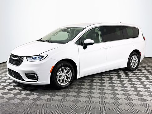 Used 2023 Chrysler Pacifica Touring-L FWD image 4