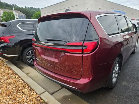 Used 2023 Chrysler Pacifica Touring-L FWD image 4