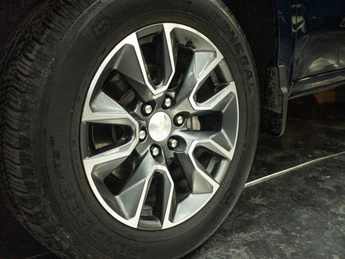 Used 2022 Chevrolet Silverado 1500 LT AWD/4WD image 3